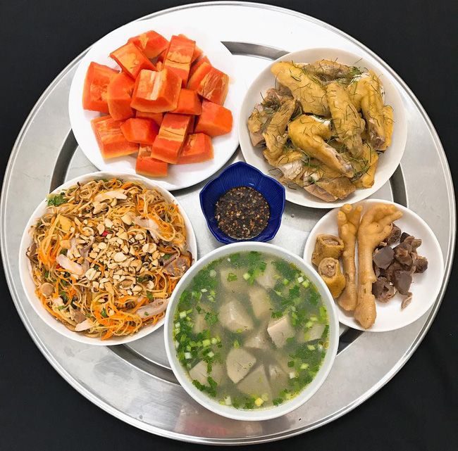 vi sao khong nen chan canh khi an com 1