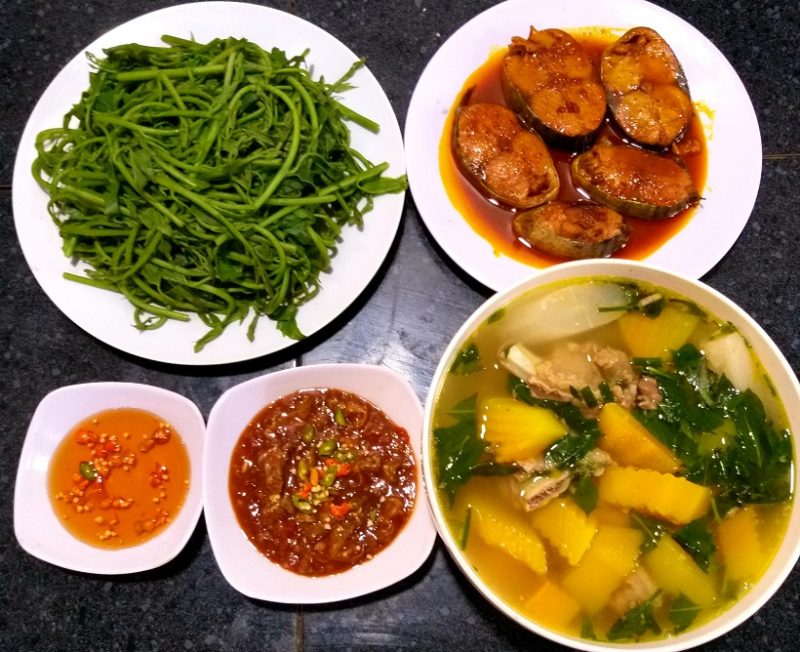 vi sao khong nen chan canh khi an com